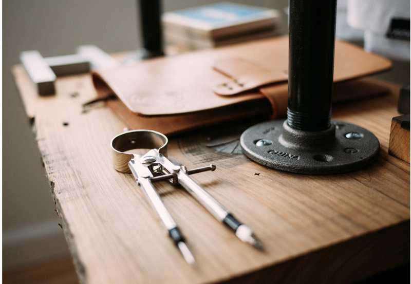 Compas encima de una mesa